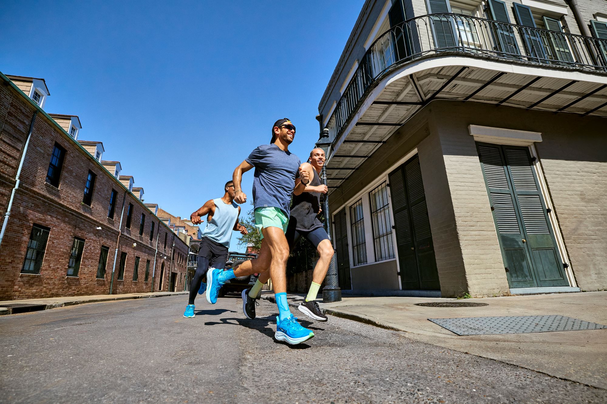 Hoka Clifton 10 zijaanzicht